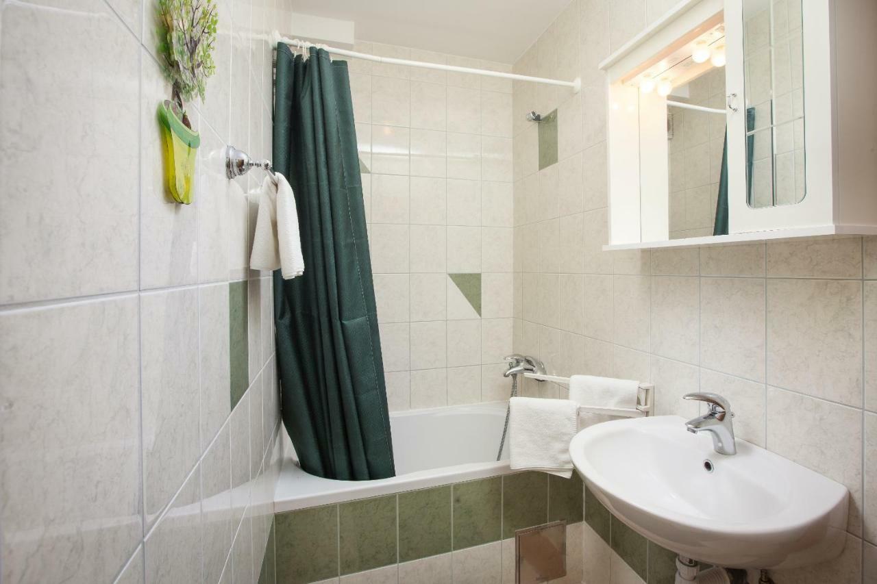 Apartments Cvjetni Dvori Макарска Екстериор снимка
