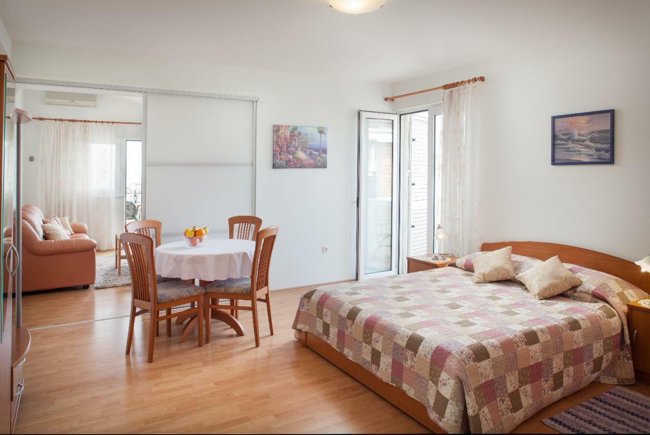 Apartments Cvjetni Dvori Макарска Екстериор снимка