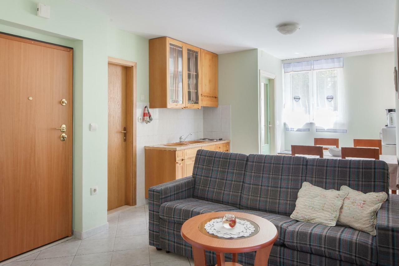 Apartments Cvjetni Dvori Макарска Екстериор снимка